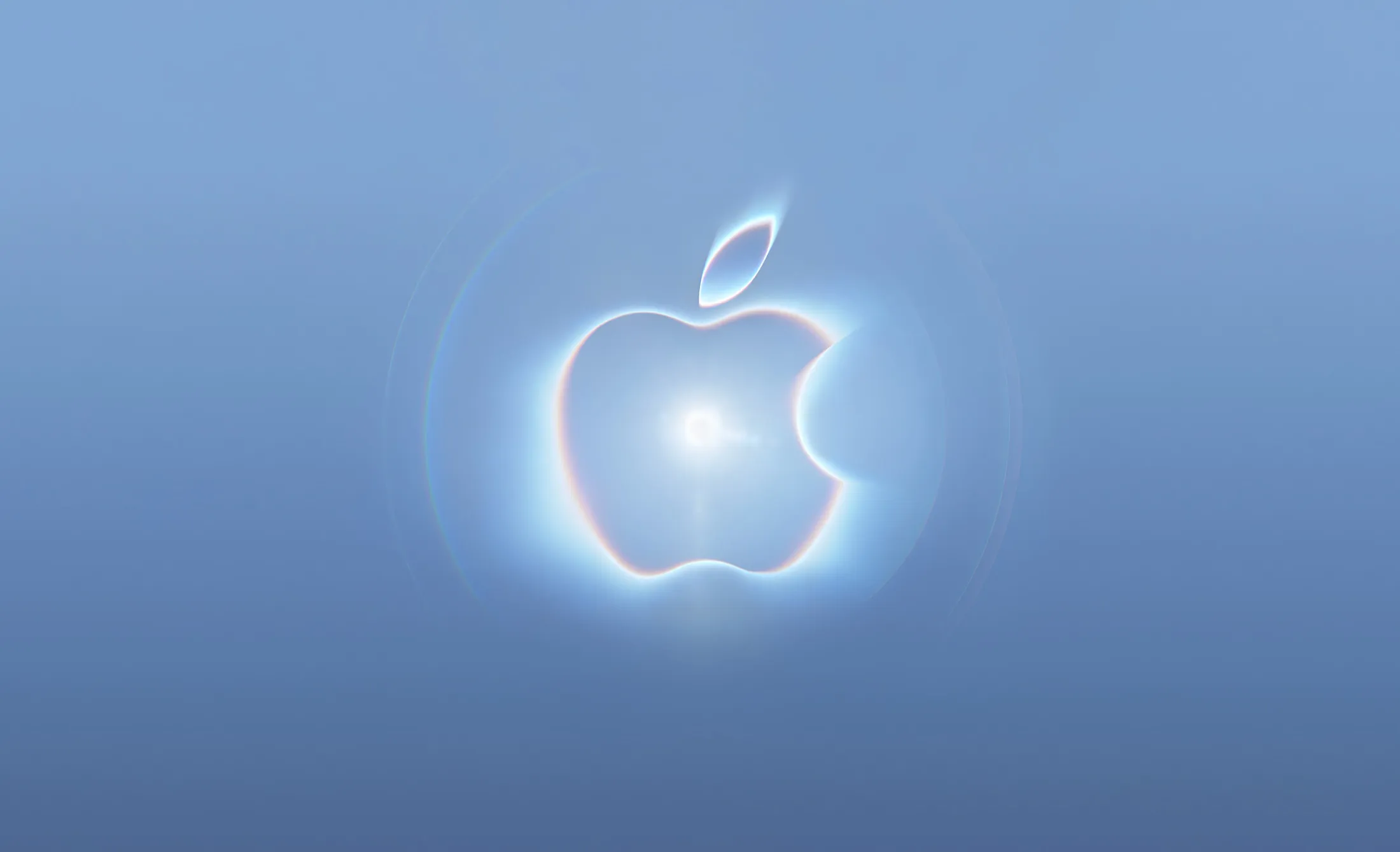 L'illustrazione dell'evento Apple Surprise and shine: il logo Apple luminoso su un fondo azzurro