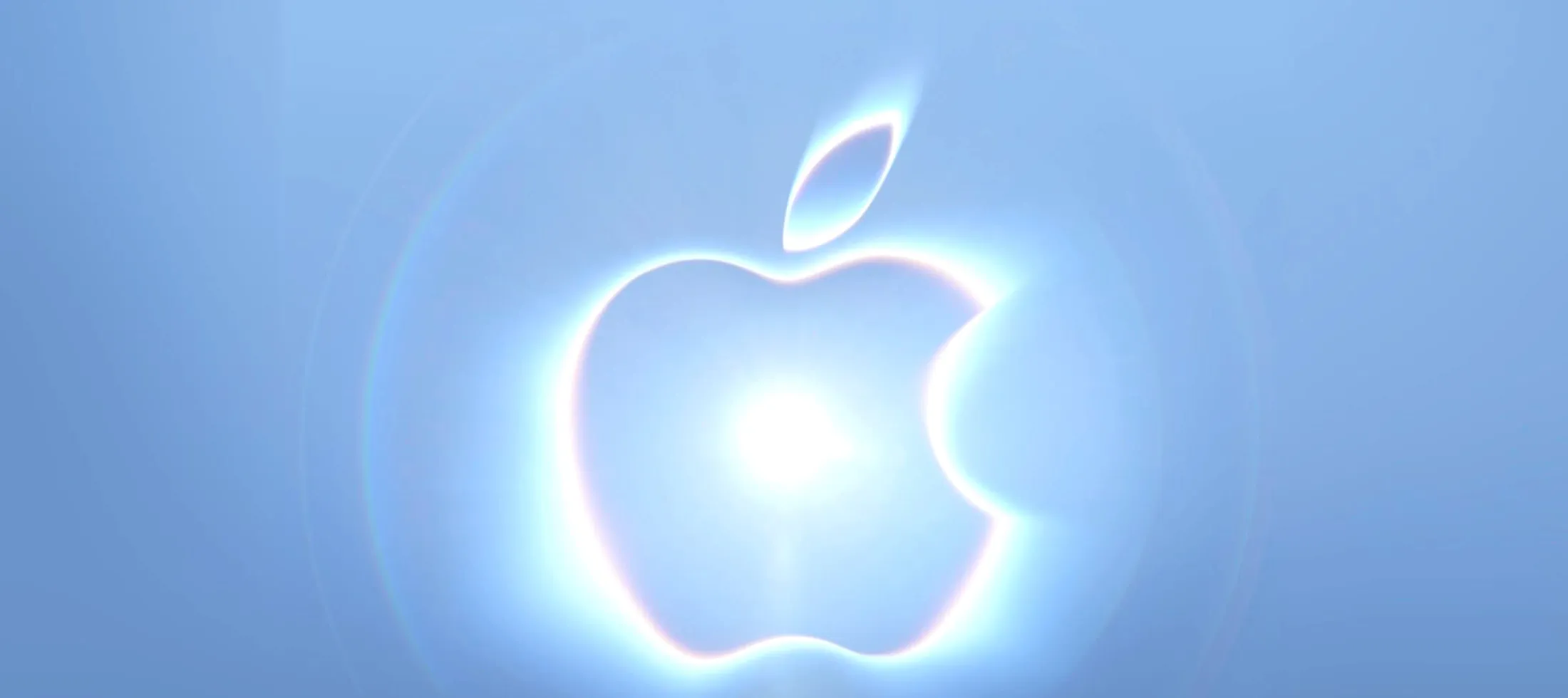 L'invito dell'evento Apple del 9 settembre: il logo Apple luminoso su fondo blu, con la scritta «Surprise and shine.»
